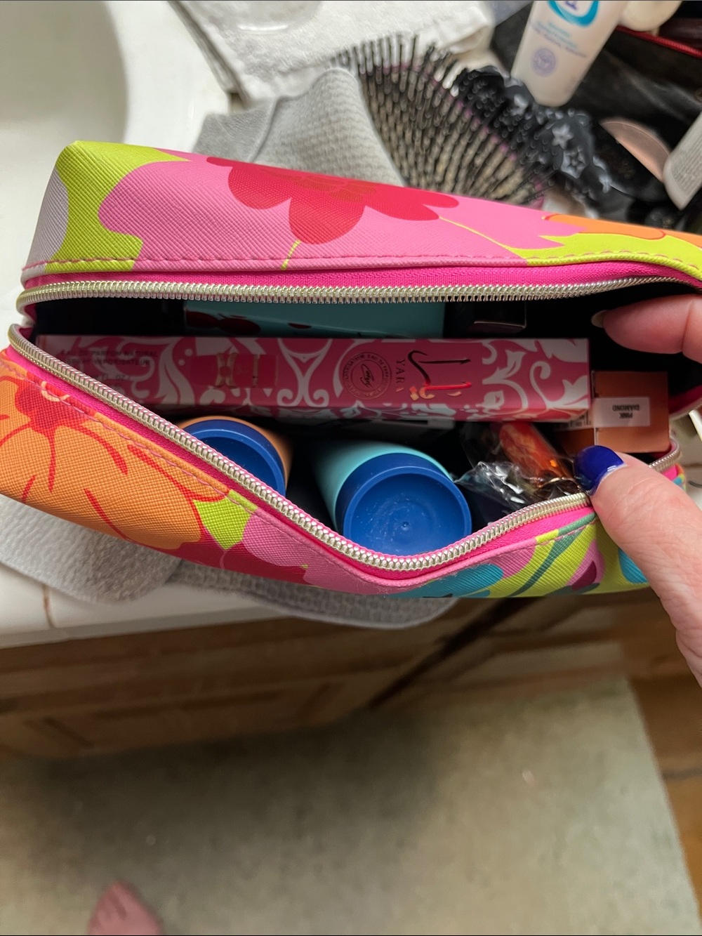 NWT Floral Cosmetic Bag – Multicolor Surprise Cosmetic Beauty Bag 12 items